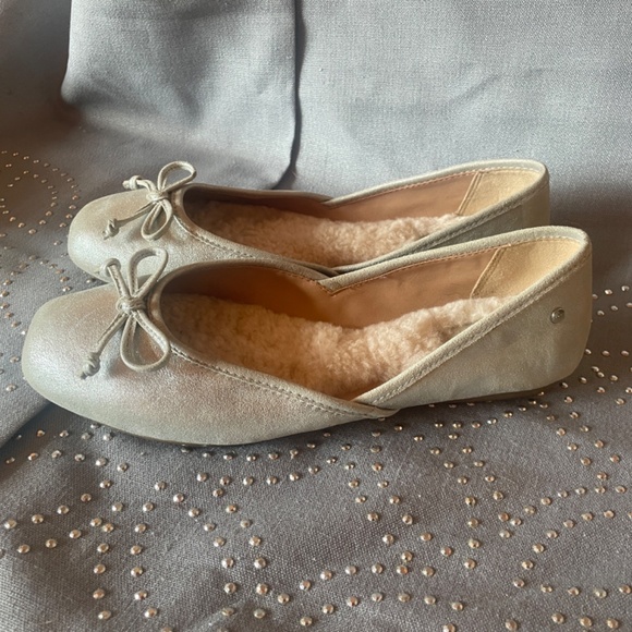 UGG Lena Silver Metallic Ballet Flat SZ 7.5 - Picture 3 of 8